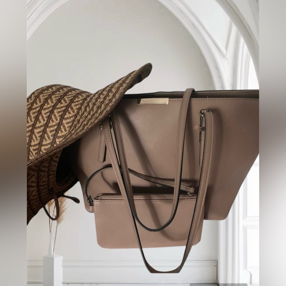 Kelly & Katie Tote Tan Classic
17x10x6 Faux leather+makeup bag
Used 1X Clean EUC